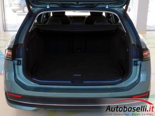 VOLKSWAGEN Passat usata, con Luci diurne LED