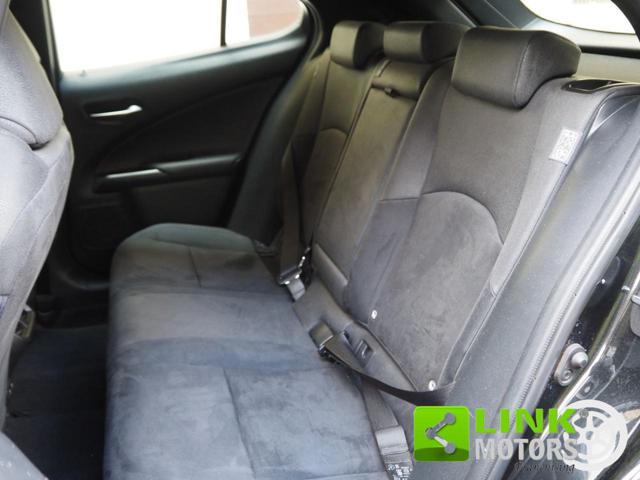 LEXUS UX 250h usata, con Autoradio