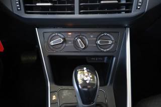 VOLKSWAGEN Taigo usata, con Hill holder