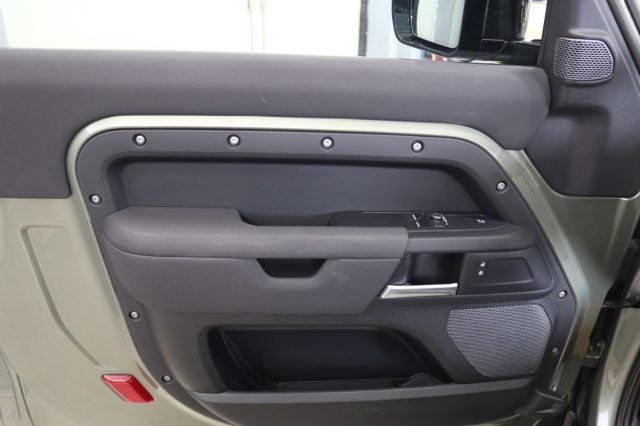 LAND ROVER Defender usata 24