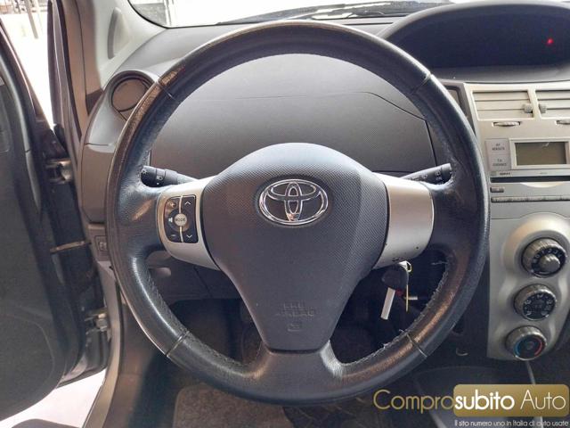 TOYOTA Yaris usata 21