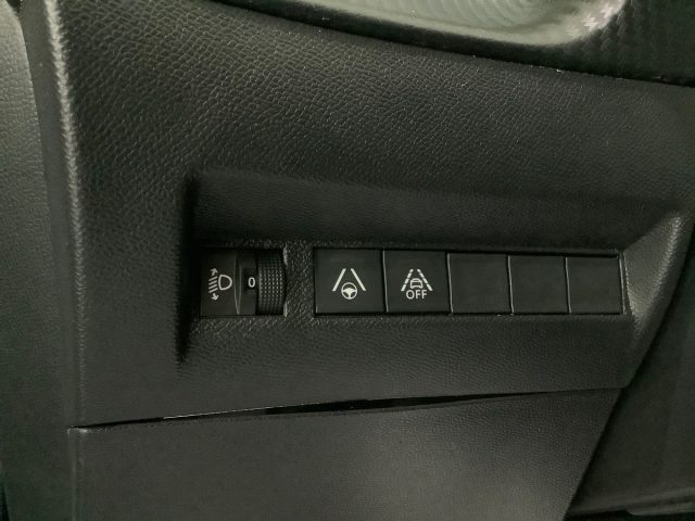 PEUGEOT 2008 usata, con Sensori di parcheggio posteriori