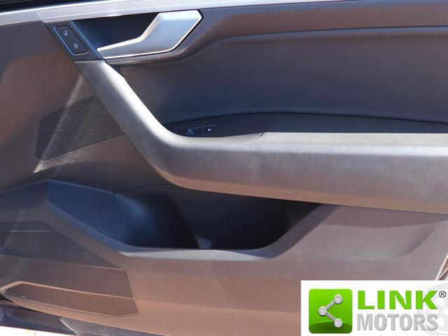 VOLKSWAGEN Touareg usata, con Fari LED