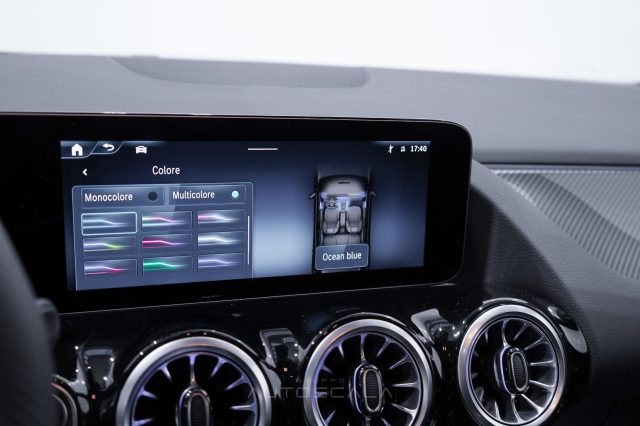 MERCEDES-BENZ GLA 200 usata, con Autoradio digitale