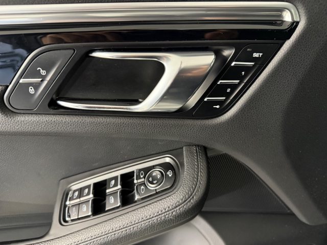 PORSCHE Macan usata, con Park Distance Control
