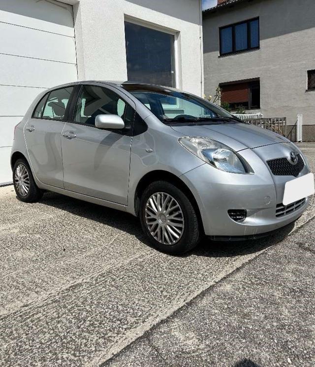 TOYOTA Yaris usata 11