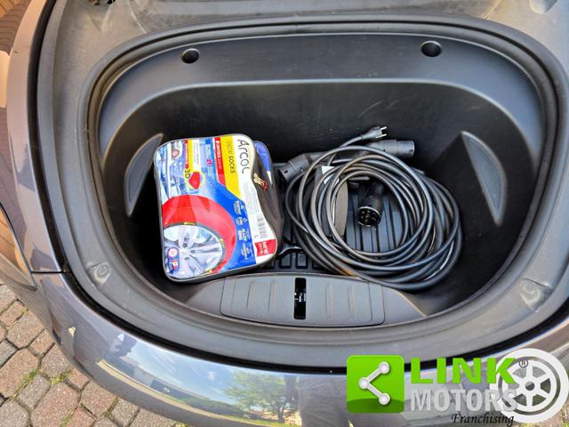 TESLA Model 3 usata, con USB