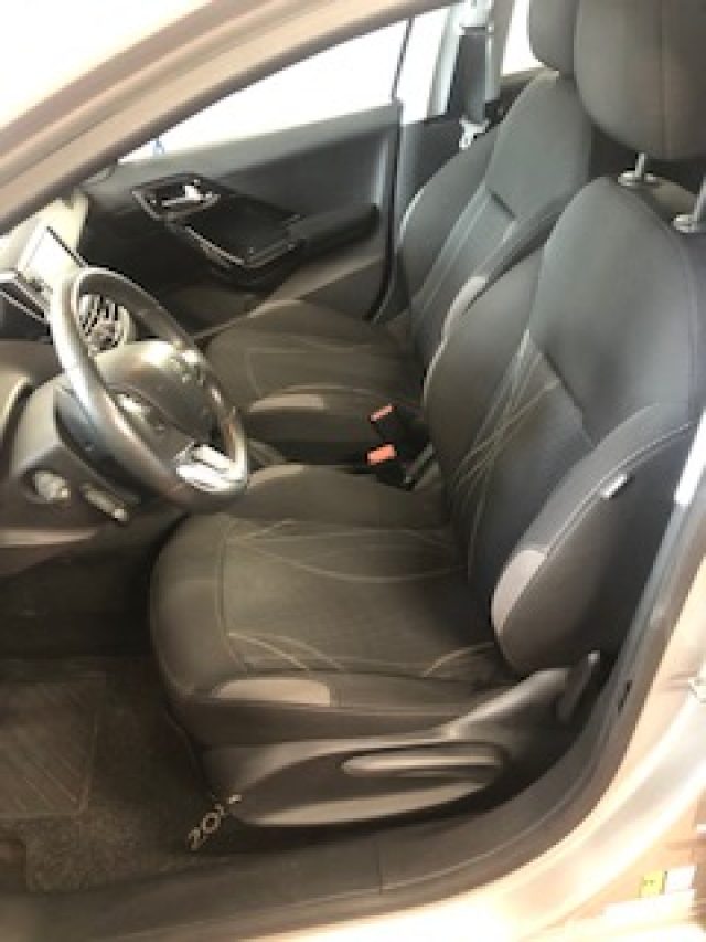 PEUGEOT 208 usata, con USB