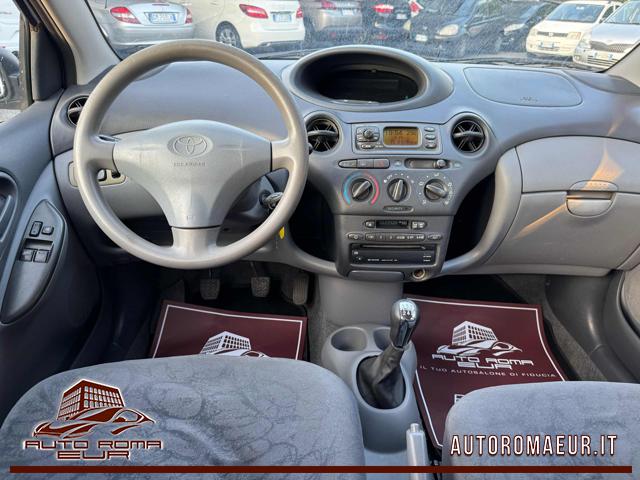 TOYOTA Yaris usata 12