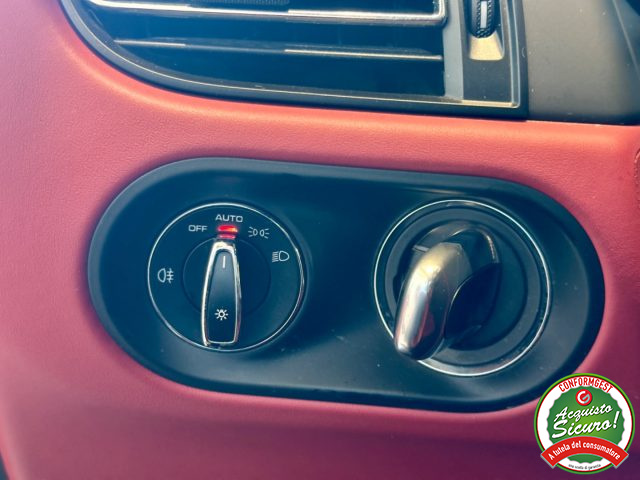 PORSCHE Macan usata, con USB