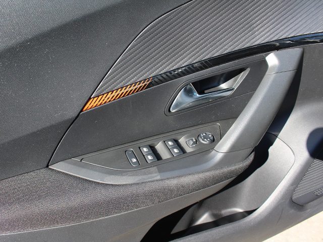 PEUGEOT 2008 usata, con Sensori di parcheggio posteriori