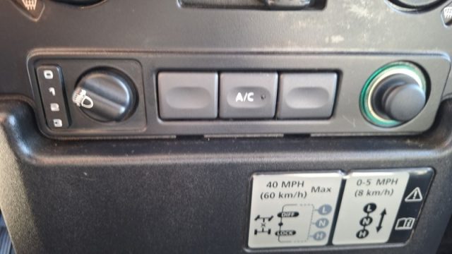 LAND ROVER Defender usata 27