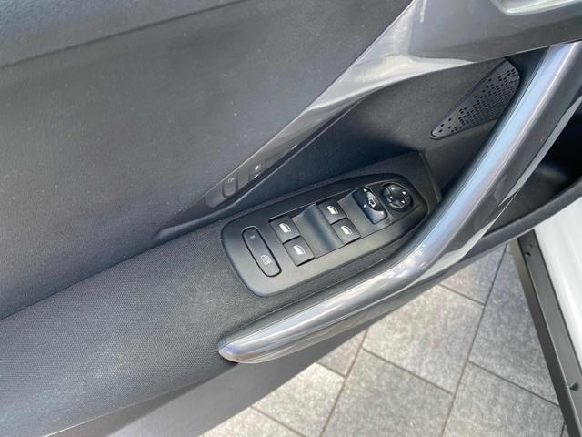 PEUGEOT 2008 usata, con Volante multifunzione