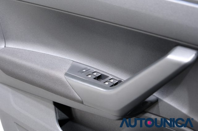 VOLKSWAGEN Taigo usata, con Luci diurne