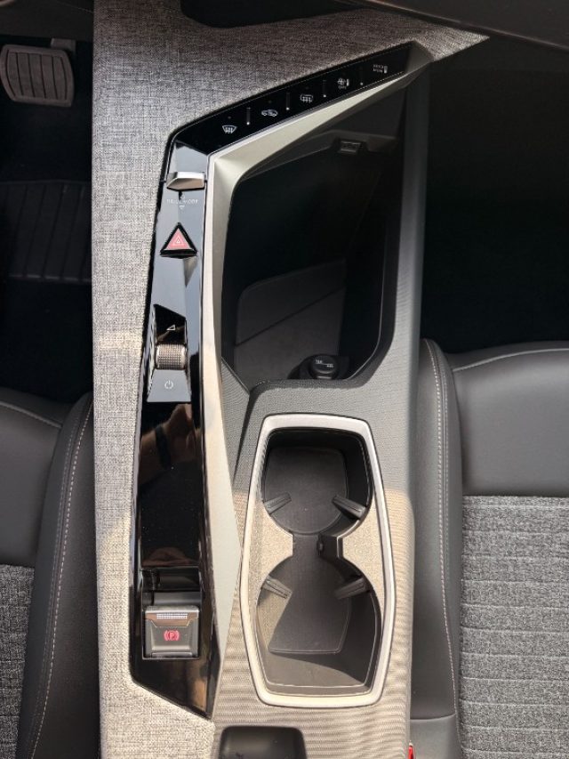 PEUGEOT 5008 usata, con Touch screen