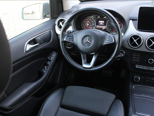 MERCEDES-BENZ B 180 usata, con Volante in pelle