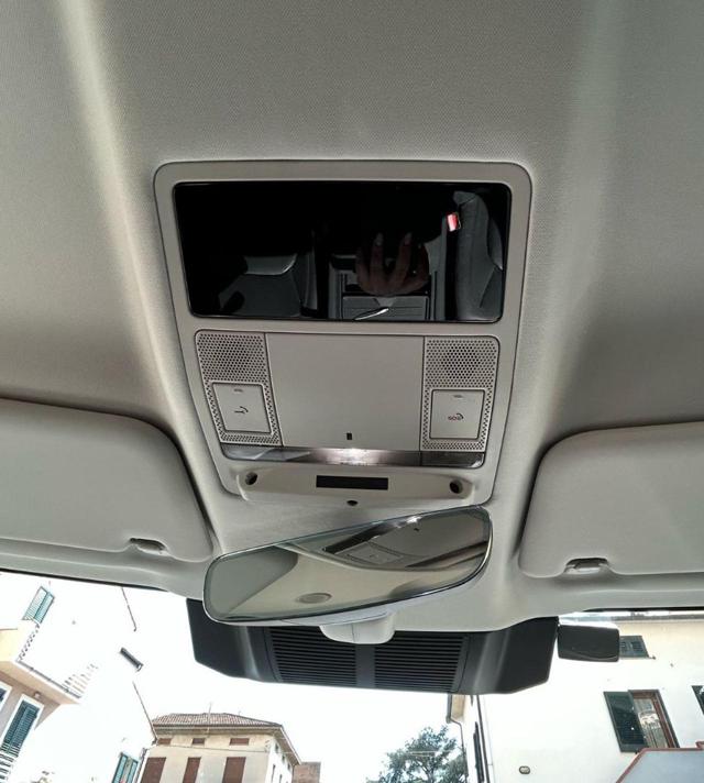 LAND ROVER Defender usata, con MP3