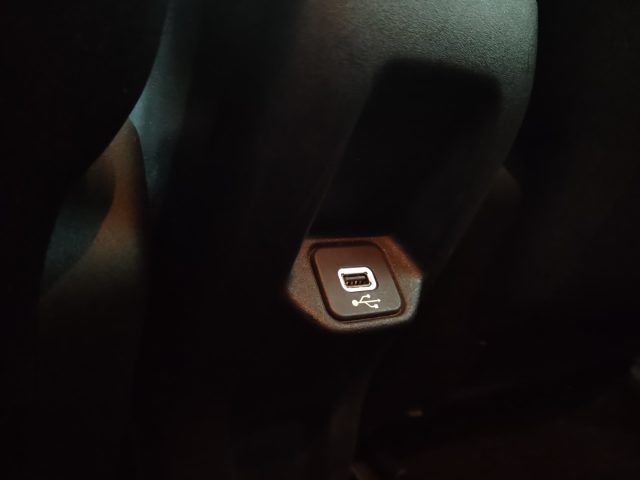 JEEP Renegade usata, con USB