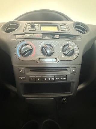 TOYOTA Yaris usata 13