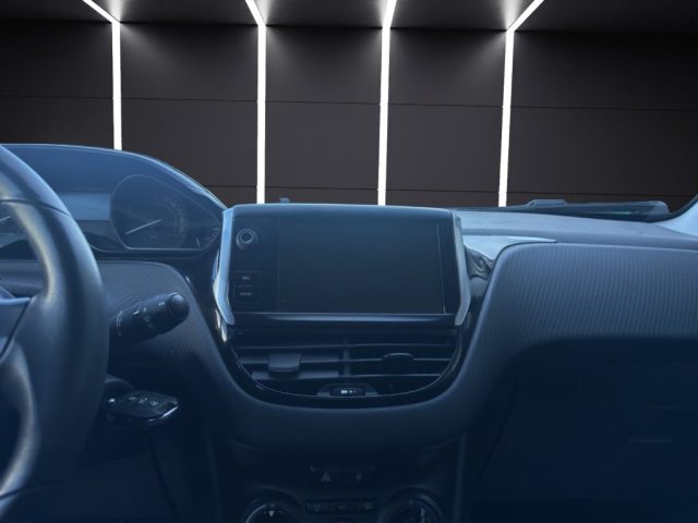 PEUGEOT 2008 usata, con Volante multifunzione