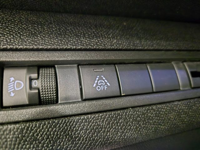 PEUGEOT 3008 usata, con Climatizzatore automatico, 2 zone