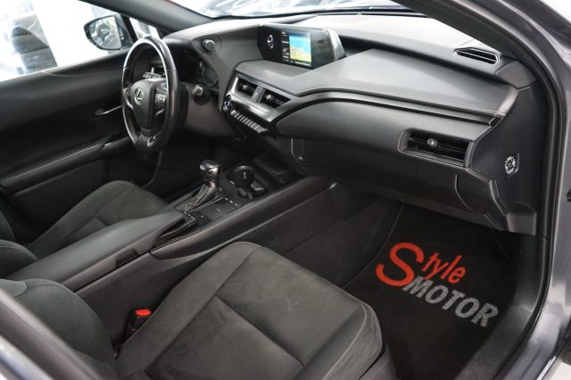 LEXUS UX 250h usata, con Sistema di navigazione