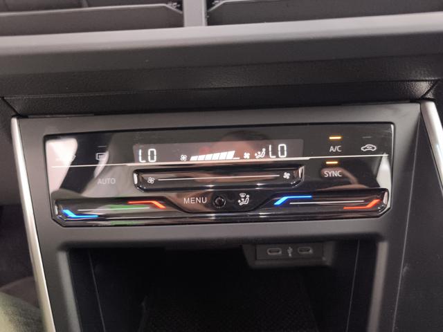 VOLKSWAGEN Taigo usata, con USB