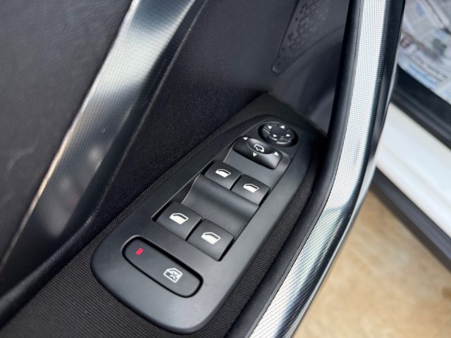 PEUGEOT 2008 usata, con Specchietti laterali elettrici