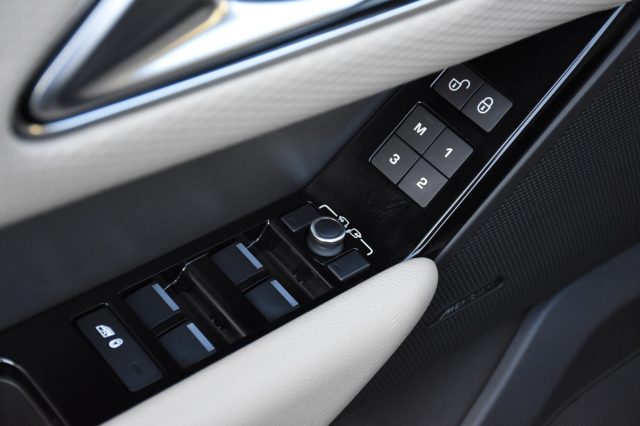 LAND ROVER Range Rover Velar usata, con Sistema di navigazione