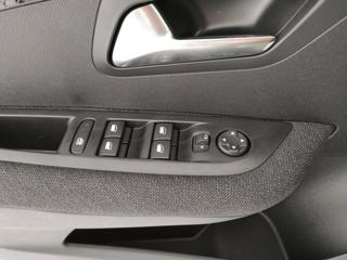 PEUGEOT 208 usata, con USB