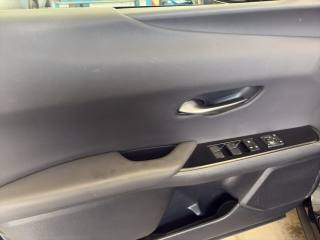 LEXUS UX 250h usata, con Bracciolo