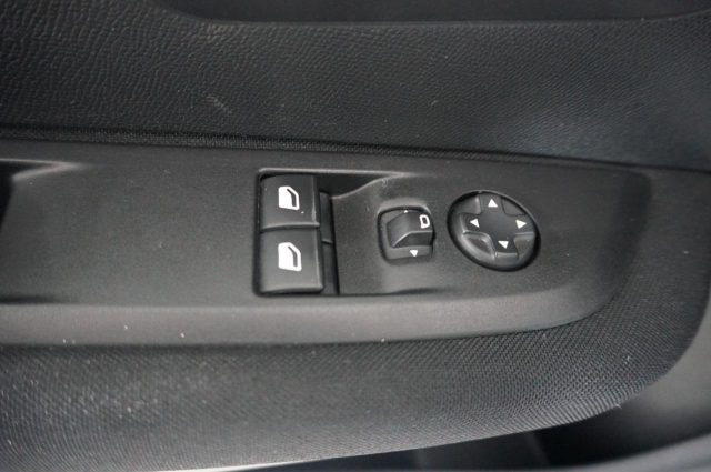 PEUGEOT 208 usata, con Touch screen