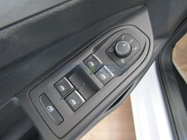 VOLKSWAGEN Golf usata, con USB