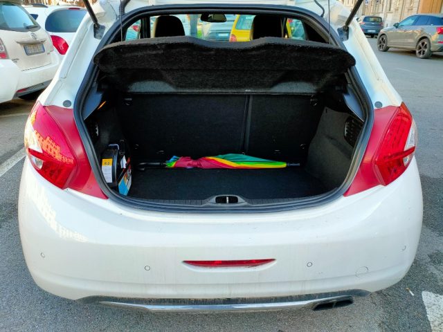 PEUGEOT 208 usata, con Volante in pelle