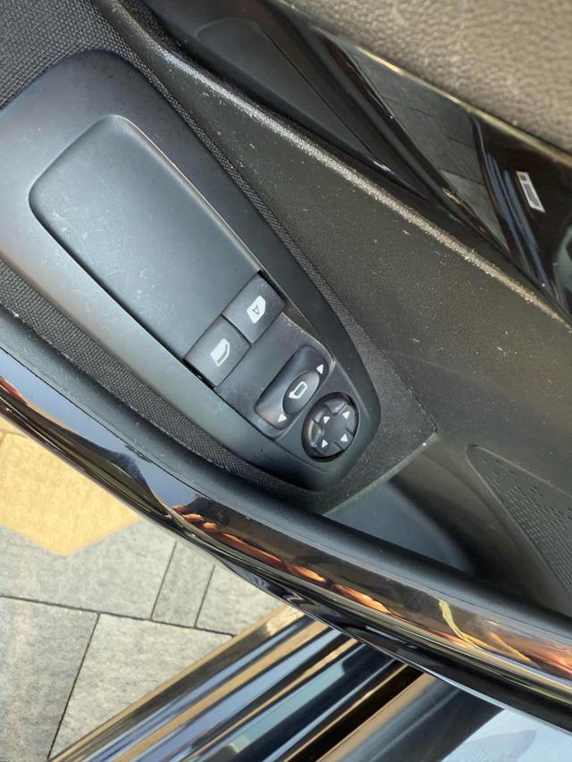 PEUGEOT 208 usata, con Sedile posteriore sdoppiato