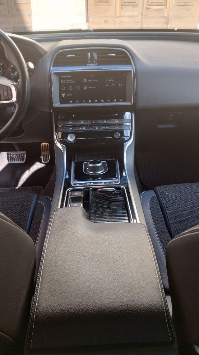 JAGUAR XE usata, con Vivavoce