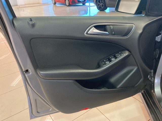 MERCEDES-BENZ B 180 usata, con Volante multifunzione