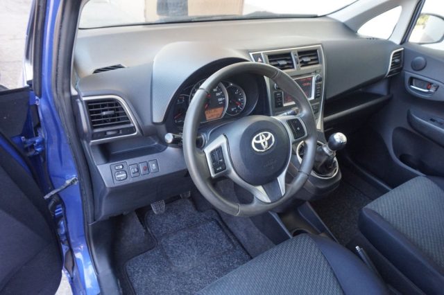 TOYOTA Verso-S usata, con Controllo trazione
