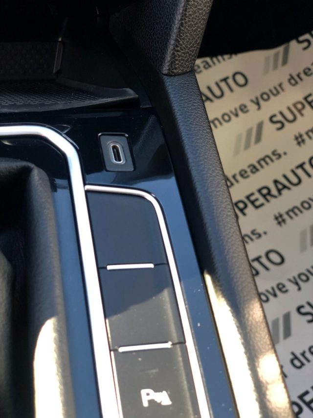 VOLKSWAGEN Passat Variant usata, con Sensori di parcheggio anteriori