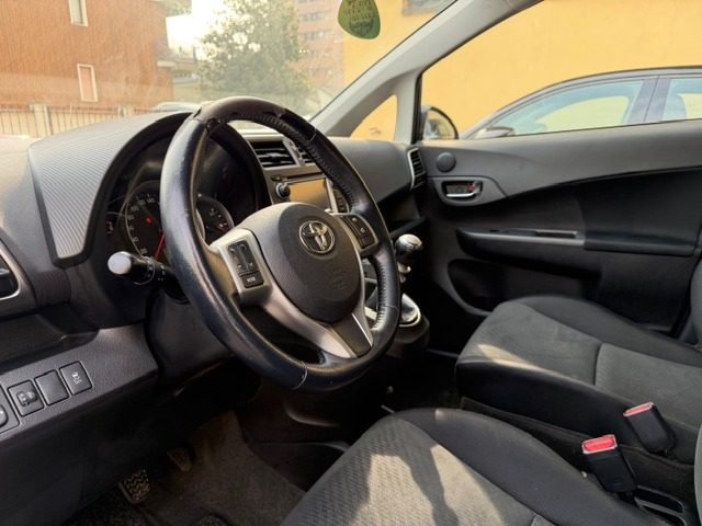 TOYOTA Verso-S usata, con Chiusura centralizzata
