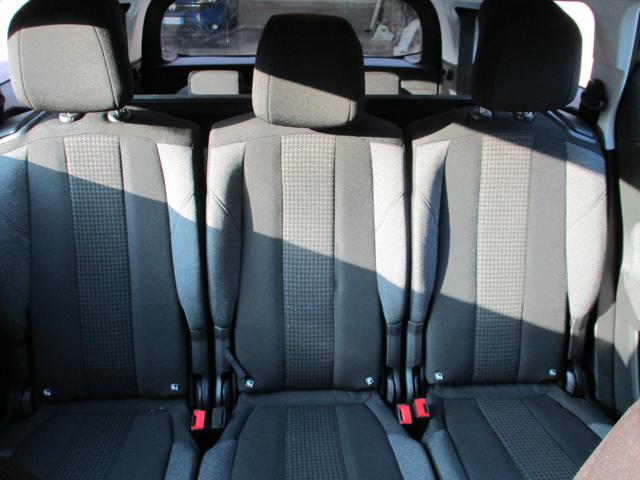 PEUGEOT 5008 usata, con Sedile posteriore sdoppiato