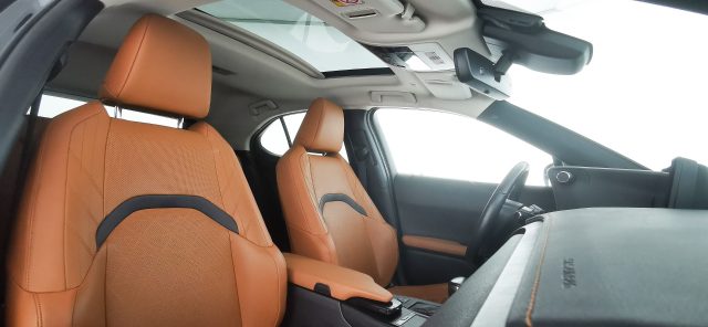 LEXUS UX 250h usata, con Schermo multifunzione interamente digitale