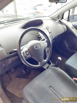 TOYOTA Yaris usata 12