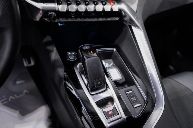 PEUGEOT 5008 usata, con Touch screen