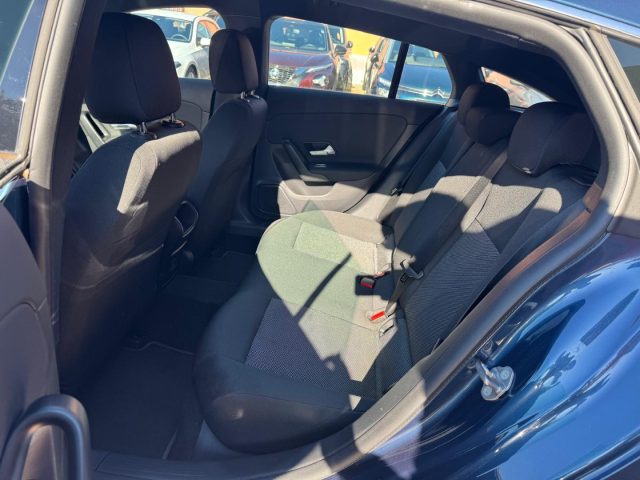 MERCEDES-BENZ CLA 180 usata, con Leve al volante