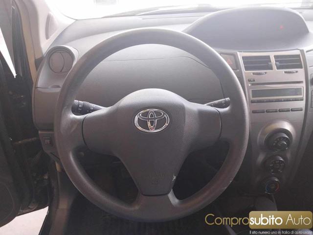 TOYOTA Yaris usata 18