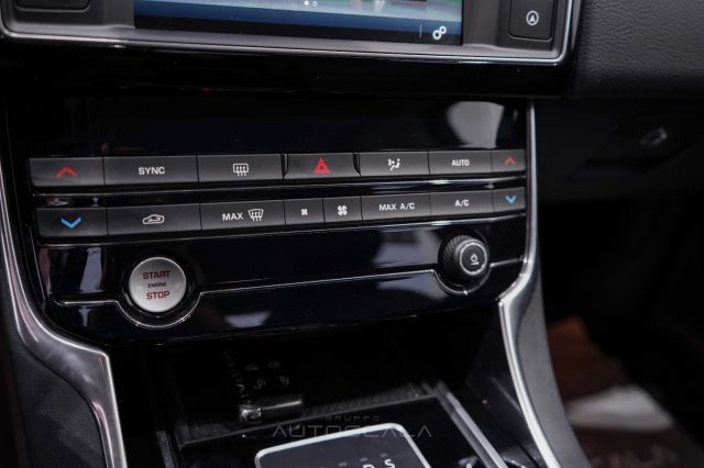 JAGUAR XE usata, con Touch screen