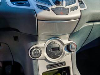 FORD Fiesta usata, con Autoradio