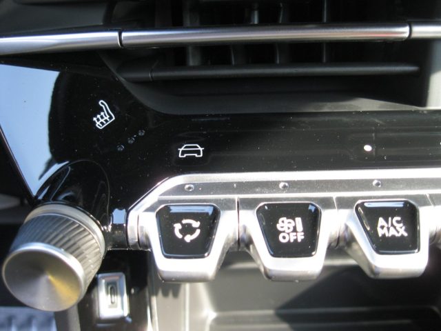 PEUGEOT 2008 usata, con Sedile posteriore sdoppiato