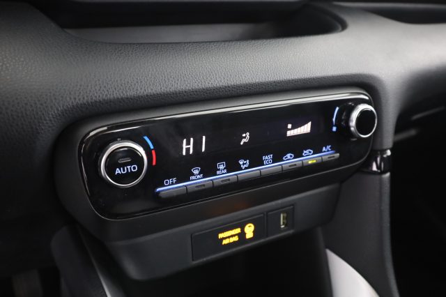 TOYOTA Yaris usata 8